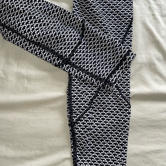 Lululemon leggings size 2 - Picture 3 of 6